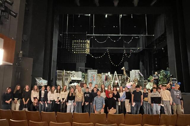 Die dritten Klassen der Mittelschule St. Martin waren im Theater.  | Foto: MS St. Martin