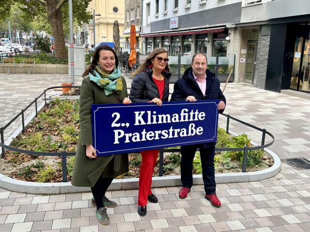 Neos Wien-Sprecherin für Stadtentwicklung Selma Arapović, Planungsstadträtin Ulli Sima und Bezirksvorsteher Alexander Nikolai (beide SPÖ) bei der Eröffnung der fertiggestellten Praterstraße. | Foto: Marlene Graupner/MeinBezirk