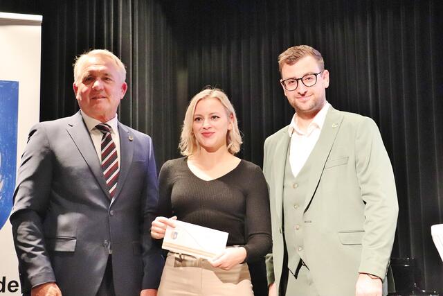 Bgm. Manfred Komericky und GR Stephan Scheifinger mit Aileen Pauritsch | Foto: Edith Ertl
