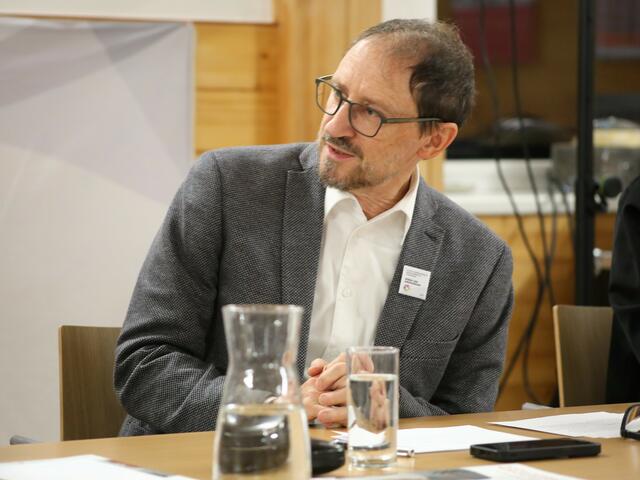 Gute Frage von Moderator Wolfgang Ritschl, ORF Ö1 : "Haben wir ein Problem, dass sich mittlerweile jeder subjektiv diskriminiert fühlt? Sinkt dadurch das Unrechtsbewusstsein?"" | Foto: Eckhart Herbe
