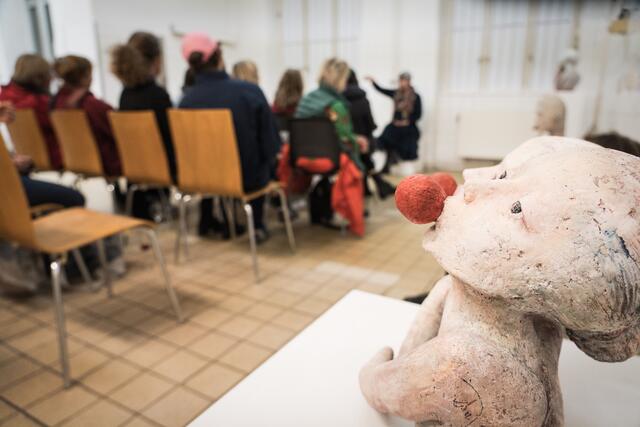 Skulpturen und Vortrag von Maryam Kouhestani | Foto: Bea Hasler