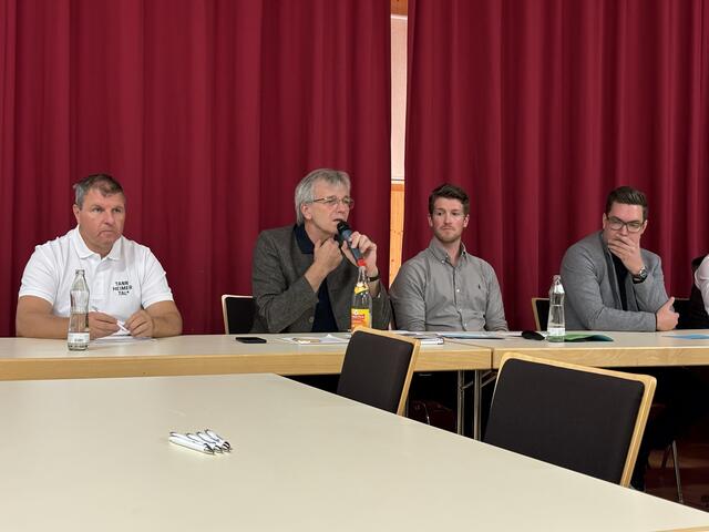 Obm. Walter Barbist (2.vl.) erklärte die Notwendigkeit der Kurtaxenerhöhung aus Sicht des TVB. | Foto: Reichel