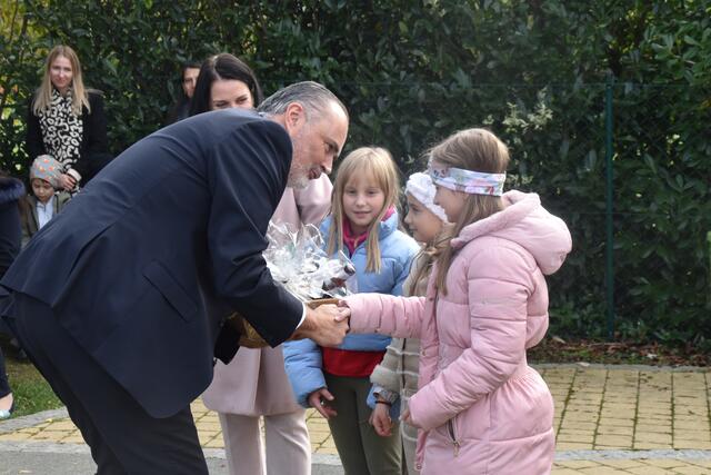 Für Landeshauptmann Hans Peter Doskozil gab es ein kleines Geschenk. | Foto: Michael Strini