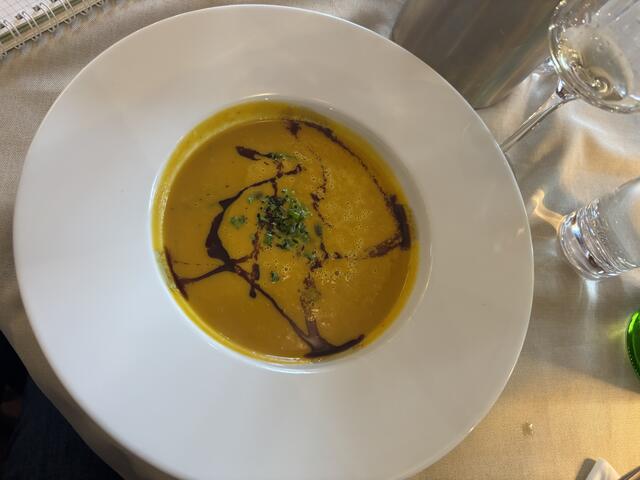 Traditionelle Kürbiscremesuppe in der Mährischen Botschaft in Retz. | Foto: Alexandra Goll