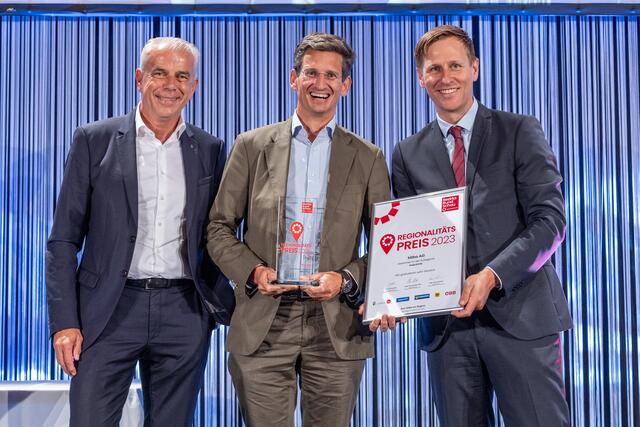 Sieger in der Kategorie Industrie wurde das Unternehmen Miba. Am Bild: Sparkassen-Vorstand Herbert Walzhofer, Miba-Chef Peter Mitterbauer und Chefredakteur Thomas Winkler (v. l.).  | Foto: BRS/Erwin Pils