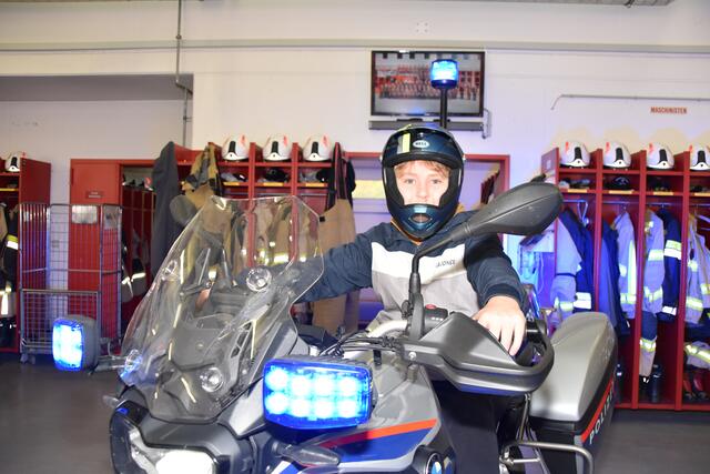 Das Polizeimotorrad fand Martin Schloffer von der 2c MS Vorderes Stubai sehr cool. | Foto: Kainz