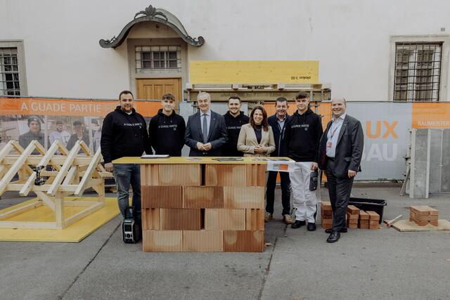 Die Aktivwerkstätte von Lux Bau besuchten auch WKNÖ-Vizepräsident Christian Moser (3.v.l.), BR Sandra Böhmwalder (5.v.l.) und WKNÖ-Bezirksstellenleiter Georg Lintner | Foto: WKNÖ
