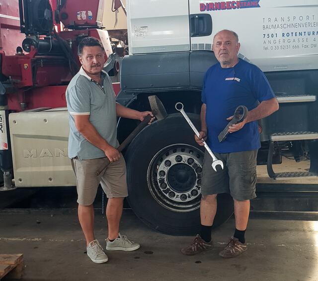 AK-Experte in der AK Oberwart, Manfred Pimperl, unterstützte Mechaniker Valer Cotut beim Antrag einer Schwerarbeitspension.  | Foto: AK Burgenland