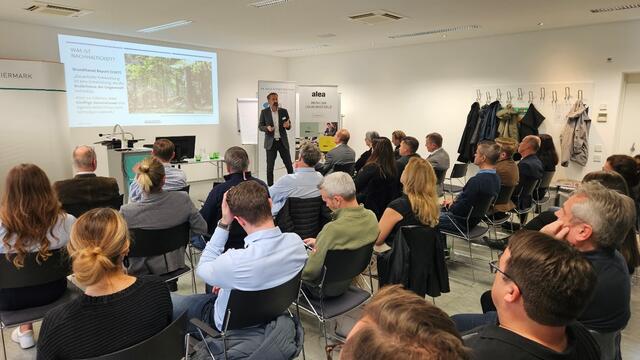 In der Wirtschaftskammer bekamen Unternehmerinnen und Unternehmer Impulse von Nachhaltigkeitsmanager Gerhard Lang sowie Vertreterinnen und Vertretern der Vorzeige-Unternehmen Scheucher-Parkett und Hairdressing Gutmann. | Foto: AMS Feldbach