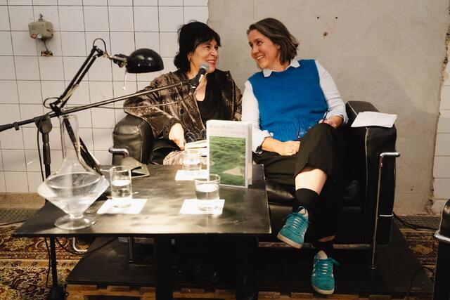 Schriftstellerinnen unter sich: Monika Helfer und Petra Hartlieb | Foto: Bea Hasler