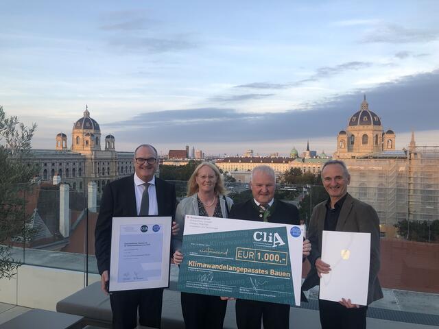 V.l.: Leiter der Projektgruppe „Klimafittes Bauen“ und Bürgermeister von Empersdorf Volker Vehovec, KLAR! - Managerin Isabella Kolb-Stögerer, Obmann der KLAR! Stiefingtal Wolfgang Neubauer, Architekt Hans Oster