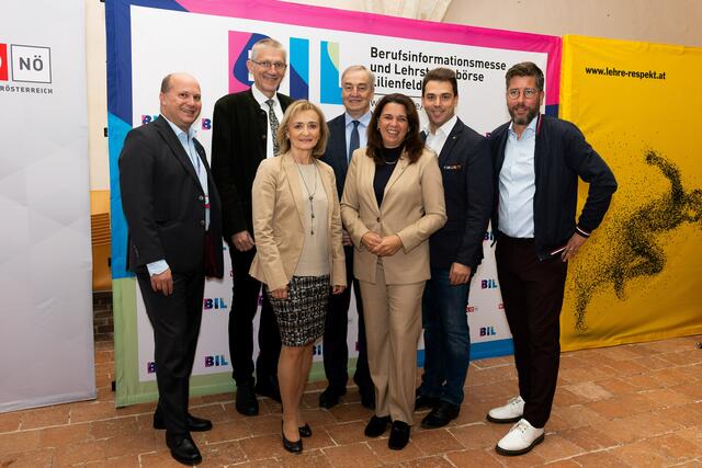 WKNÖ-Bezirksstellenleiter Georg Lintner, Abteilungsleiter Josef Fürst (Bildungsdirektion NÖ), Direktorin Hermine Dangl (Raiffeisenbank Traisen-Gölsental), WKNÖ-Vizepräsident Christian Moser, BR Sandra Böhmwalder, Bürgermeister Manuel Aichberger (Lilienfeld) und BR Bürgermeister (St. Veit an der Gölsen) Christian Fischer. | Foto: WKNÖ