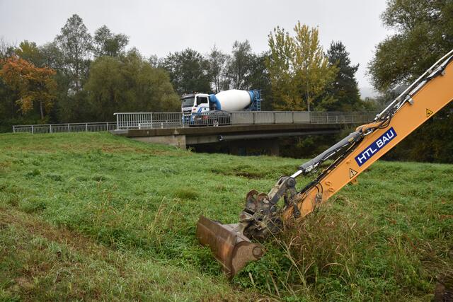 Der Bagger ist bereits platziert. Im ersten Schritt soll heuer noch die "Grottenhof-Brücke" saniert werden. | Foto: Waltraud Fischer