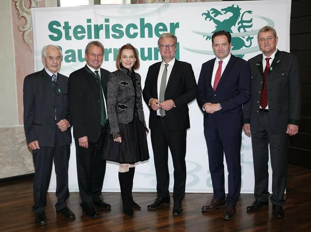 Vizekanzler a.D. Josef Riegler, Bauernbundobmann Franz Titschenbacher, Landesrätin Simone Schmiedtbauer, Landeshauptmann Christopher Drexler, Bundesminister Norbert Totschnig und Bauernbund-Direktor Franz Tonner (v.l.) | Foto: Arthur