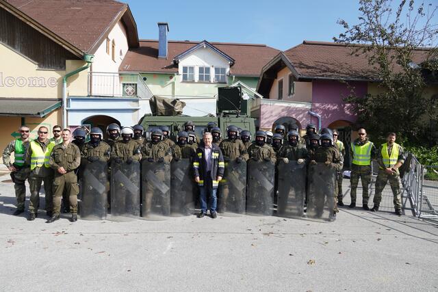 Die Mitglieder der Militärpolizei mit Köstendorfs Bürgermeister Wolfgang Wagner. | Foto: Emanuel Hasenauer