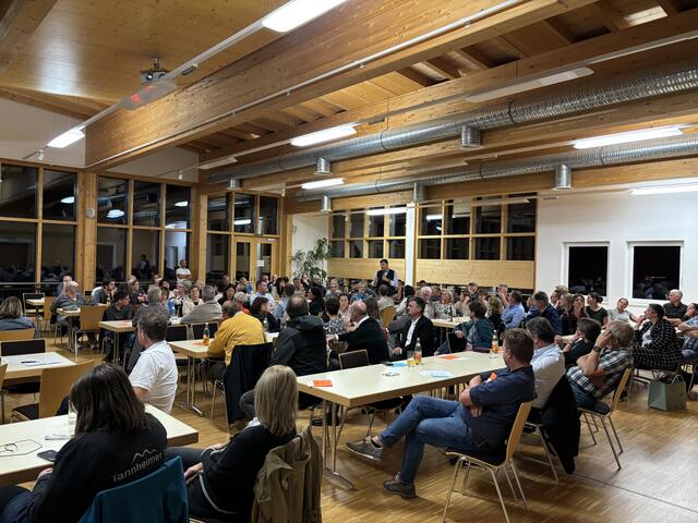 Gut besucht war die außertourliche Vollversammlung des TVB Tannheimer Tal, bei der die Kurtaxenerhöhung beschlossen wurde. | Foto: Reichel