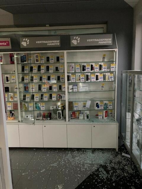 Bei einem mutmaßlichen Hehler wurden hochpreisige Mobiltelefone sichergestellt. | Foto: LPD NÖ/LKA