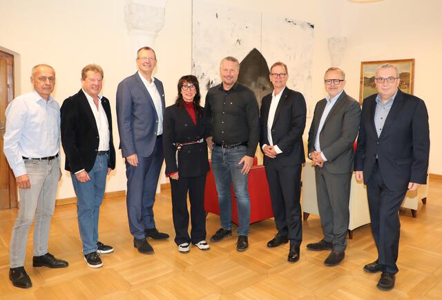 Magistrat-Bereichsleiter Karl Rauscher (Facility- und Energiemanagement), Stadtrat Helmut Mayer, die EVN-Vorstandsdirektor:innen Stefan Stallinger und Alexandra Wittmann, Bürgermeister Peter Molnar, EVN-Vorstandsdirektor Stefan Szyszkowitz sowie die Geschäftsführer der EVN Wärme GmbH, Alfred Freunschlag und Gerhard Sacher. | Foto: Stadt Krems