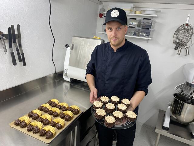 Konditormeister Patrick Pacher produziert in seiner Backstube Kokoskuppeln und Linzer Kipferln, die nun auch im Unimarkt in Fernitz zu haben sind. | Foto: mac