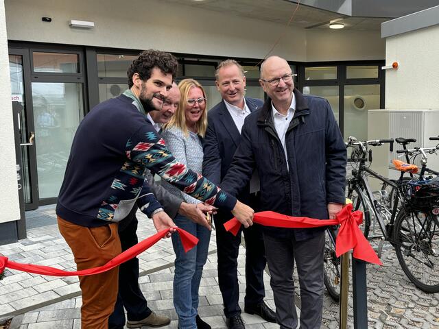 Das Salvida Gesundheitszentrum ist offiziell eröffnet: v.r.n.l.: Dominik Bammer, Projektinitiator und Allgemeinmediziner, Christoph Schuschnig, Projektinitiator und Facharzt für Anästhesie und Intensivmedizin, Sabine Gabath, Gesundheits- und Pflegesprecherin der Stadt Salzburg, Ulrich Köberl, Geschäftsführer und Landtagsabgeordneter Karl Zallinger. | Foto: Schrofner