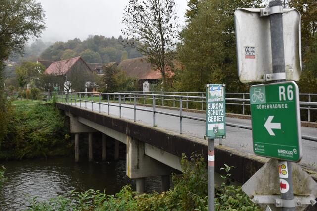 Demnächst wird mit der Sanierung der Brücke begonnen, die über die Laßnitz zum Besucherzentrum Grottenhof führt. | Foto: Waltraud Fischer