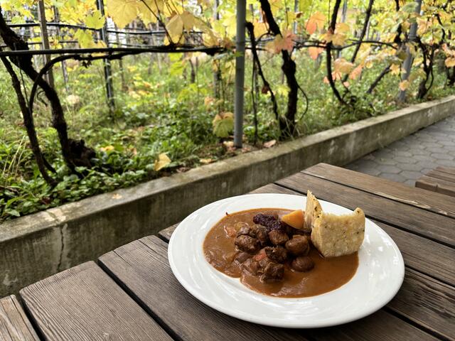 In dem kleinen Lokal treffen feine Küche und rustikaler Charme aufeinander.  | Foto: Katharina Nieschalk/MeinBezirk
