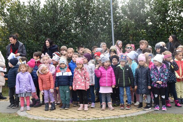 Die Kinder begleiteten den Festakt mit Gesang und Gedichten. | Foto: Michael Strini