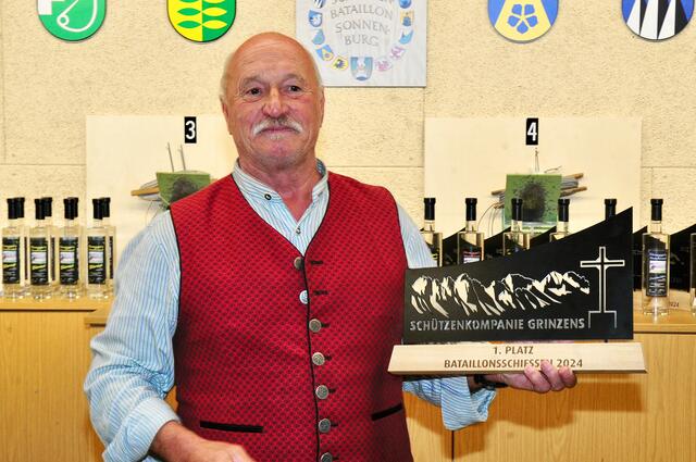 Hauptmann Helmut Brandner präsentierte stolz die eigens gefertigte Trophäe mit dem bekannten Bergmassiv und dem Figl-Gipfelkreuz | Foto: Hassl
