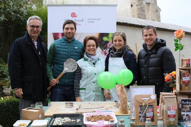 Bürgermeister Patrick Skubel (rechts) mit Gudrun, Gerlinde und Jakob Glawischnig sowie Pfarrer Michael Golavčnik beim Jubiläumsfest. | Foto: MeinBezirk