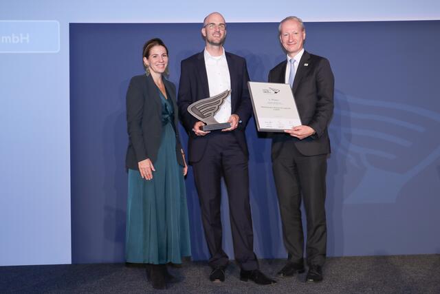 1. Platz Mittelbetriebe aus Niederösterreich
Bestes Mittelunternehmen ist die Mitterbauer Reisen &amp; Logistik GmbH: Nationalratsabgeordnete Carmen Jeitler-Cincelli, Geschäftsführer Franz Mitterbauer und TÜV AUSTRIA-CEO Stefan Haas | Foto: Austria's Leading Companies
