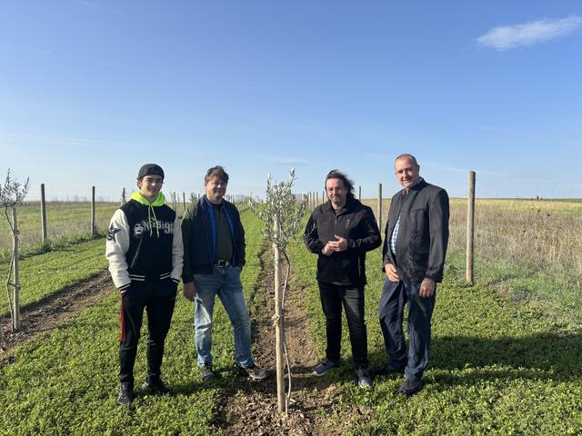 Die beiden "AgroRebels" Philipp und Markus Fink mit Bürgermeister Robert Kovacs und Bürgermeister Gerhard Bachmann.  | Foto: Victoria Nagy