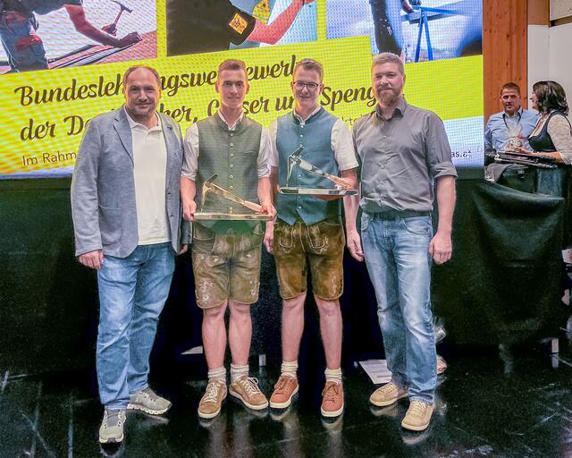 Dachdeckermeister Christian Hohner, Bundessieger Paul Keplinger, Alexander Gangl (2. Platz), Dachdeckermeister Christian Gabriel (v. l.).  | Foto: Kapl Bau
