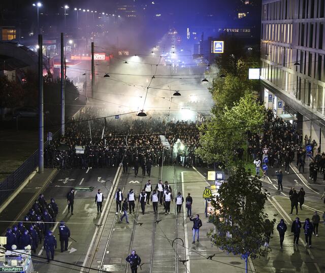 Für das 200. Grazer Derby steht ein Großaufgebot der Polizei bereit, um Bilder wie beim Cupviertelfinale im Vorjahr zu verhindern.  | Foto: GEPA