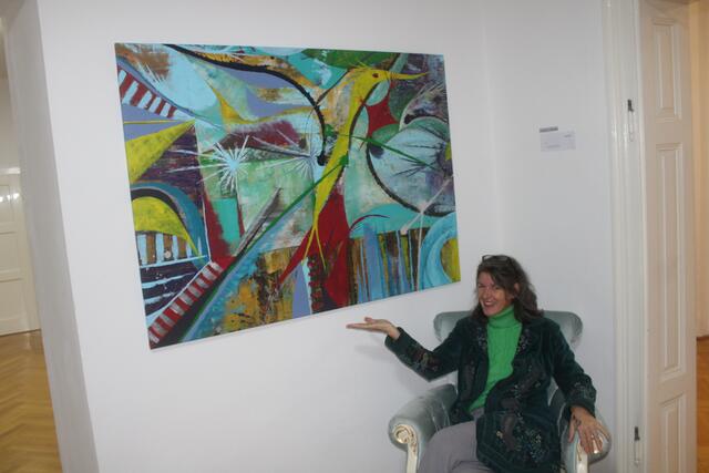 Obfrau Doris Hauser mit ihrem Bild "Phönix". | Foto: arbes