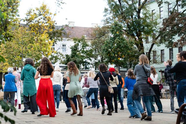 Am Johann-Nepomuk-Vogl-Platz veranstaltete Georg Blaschke einen Line Dance.  | Foto: Bea Hasler