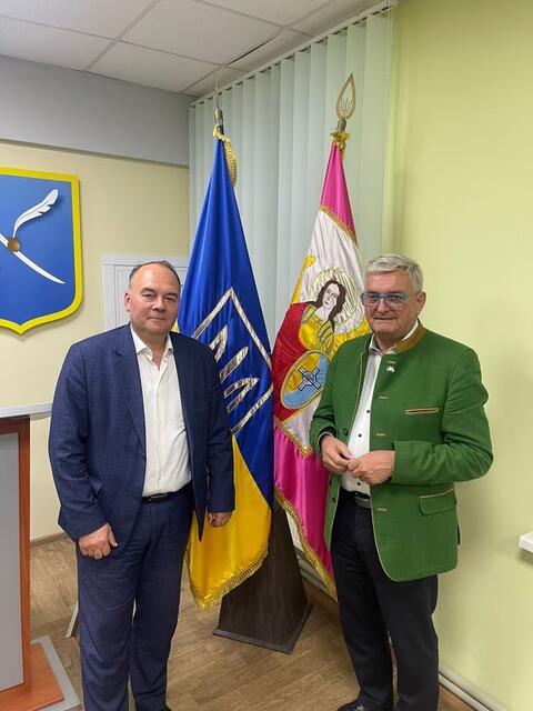 Alfred Riedl (rechts) besuchte die Ukraine und Bürgermeister Stanislav Djus der Gemeinde Hlobyne. | Foto: zVg