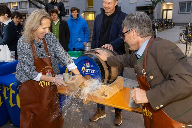 Eines der Highlights: Der traditionelle Bieranstich. | Foto: Akademikerhilfe/Harald Klemm