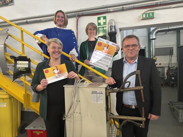 Am Foto von links Organisatorin Evelyn Wiesberger, Sylvia Kapplmüller (Personalleiterin Firma Schöfer GmbH), WKO-Perg-Obfrau Eveline Grabmann und Borg-Perg-Direktor Wolfgang Hackner. | Foto: MeinBezirk Perg/Köck