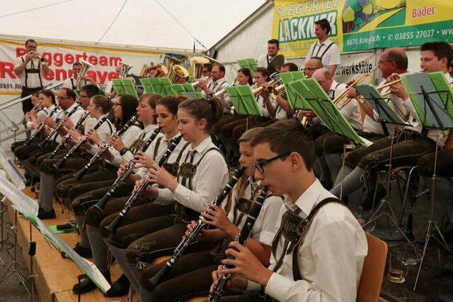 Der Trachtenmusikverein Kapellen spielt beim 100. Geburtstag vom Waxriegelhaus auf.  | Foto: Trachtenmusikverein Kapellen 