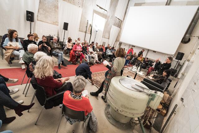 Monika Helfer las aus ihrem Werk und gab im Gespräch mit Petra Hartlieb Einblick in ihre Arbeit. | Foto: Bea Hasler