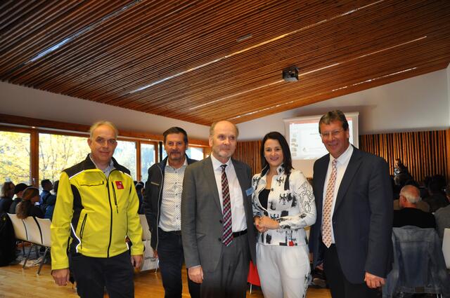 Krisenleiter Elmar Rizzoli, VBgm Helmut Falkner von Umhausen, Präsident Gunther Heißel, Landesrätin Astrid Mair und Bürgermeister Jakob Wolf.
