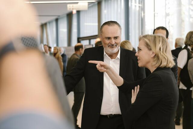 Klimaschutzministerin Leonore Gewessler kam nach Eisenstadt, um mit Landeshauptmann Hans Peter Doskozil, Expertinnen und Experten sowie allgemein am Thema Interessierten zu sprechen. | Foto: KlimaDialog/Inés Bacher