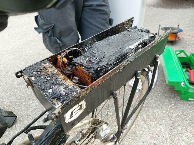 Auch Akkus von E-Bikes und E-Scootern sind eine echte Gefahr. | Foto: Feuerwehr Altmünster