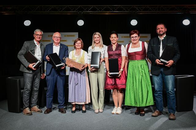 Die Teilnehmer*innen der „Kulinarischen Gesprächsrunde“ – Ing. Hannes Schabbauer, Biobauer und Vorsitzender des Vereins Hilfswerk Wienerwald; HR Paul Deiser, Vizepräsident der Region Weinviertel des Hilfswerk NÖ; Renate Nastl, Familienbetrieb Weingut Nastl und Vorsitzende des Vereins Hilfswerk Langenlois; Moderatorin Silvia Schreiber; Patricia Stadler, ehrenamtliche Essen auf Rädern-Fahrerin im Verein Hilfswerk Poysdorf; Bgm. KR Michaela Hinterholzer, Präsidentin des Hilfswerk NÖ; Martin Nachförg, ehrenamtlicher Essen auf Rädern-Fahrer im Verein Hilfswerk Poysdorf | Foto: Hilfswerk NÖ
