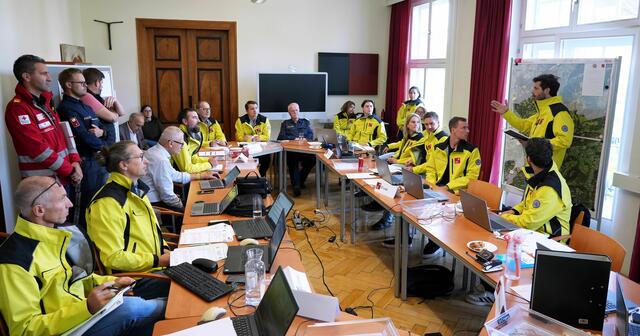 Die Bezirkseinsatzleitung der BH Kufstein übte Abläufe im Ernstfall und vor allem die Kommunikation mit den weiteren Krisenstäben.  | Foto: Land Tirol/Pölzl