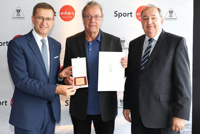 Johann Einsiedler aus Grieskirchen (Mitte) wurde zum Sport-Konsulent ernannt. | Foto: Sportland OÖ_Binder