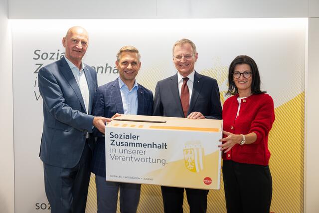 V. l.: Der designierte Landesrat Christian Dörfel, Landesrat Wolfgang Hattmannsdorfer, Landeshauptmann Thomas Stelzer und die designierte Klubobfrau LAbg. Margit Angerlehner (alle ÖVP). | Foto: Land OÖ/Bayer