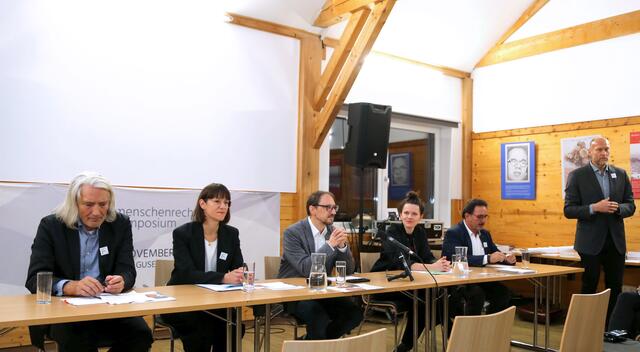 Spannende Expertendiskussion:  v. l. Andreas Gruber (SOS Menschenrechte), Astrid Krausbar (AK OÖ), Moderator Wolfgang Ritschl (ORF Ö1), Katarzyna Winiecka (UNDOK) und LAbg. Erich Wahl, vorgestellt von Bgm. Thomas Punkenhofer (Obmann Bewusstseinsregion). | Foto: Eckhart Herbe