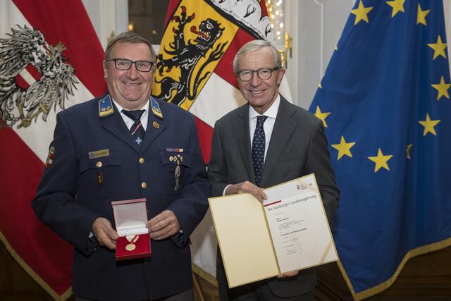 Für eine unglaubliche Leistung von 50 Jahre im Ehrenamt wurde Herbert Gewolf sen. von der OS Bischofshofen ausgezeichnet. Mit 15 Jahren begann seine Karriere in einer Einsatzorganisation bei der Feuerwehr Bischofshofen. Im Jahr 1979 trat Herbert der Wasserrettung bei und war maßgeblich an der Gründung der Ortsstelle Bischofshofen im Jahr 1980 beteiligt. Ortsstellenleiter, Ortsstellenleiterstellvertreter und Kassier all diese Funktionen bekleidete er. 