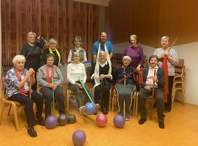 Die ältere Generation trifft sich regelmäßig zur „Sesselgymnastik“ | Foto: Verein ALSOLE ©